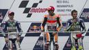 Pebalap Marc Marquez (tengah) bersama Jorge Lorenzo (kiri) dan Valentino Rossi berhasil naik podium pada MotoGP di Sirkuit Indianapolis, AS, Senin (10/8/2015). Marquez menjadi pemenang dengan catatan waktu 1:55.371299. (Getty Images/AFP)
