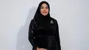 Kenakan dress hitam layaknya abaya saat lebaran Idul Fitri akan membuat kamu terlihat elegan bagaikan wanita Arab Saudi. (instagram/aurelie.hermansyah)