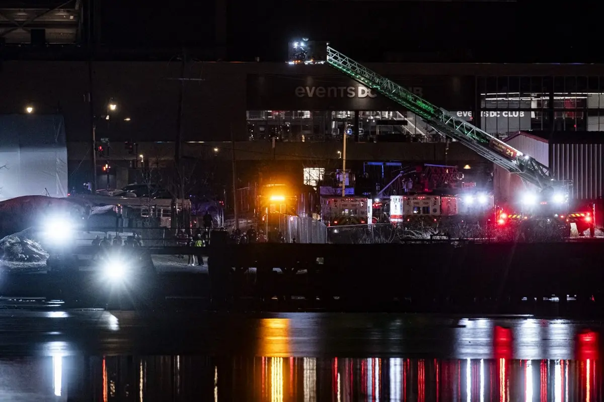 Tabrakan dengan Helikopter Black Hawk, Pesawat American Airlines Jatuh ke Sungai Potomac yang Nyaris Beku