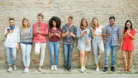 Terlalu Asyik dengan Ponselnya, Membuat Generasi Milenial Jadi Malas Bergerak. Alhasil, Mereka Dihantui Obesitas (iStockphoto)