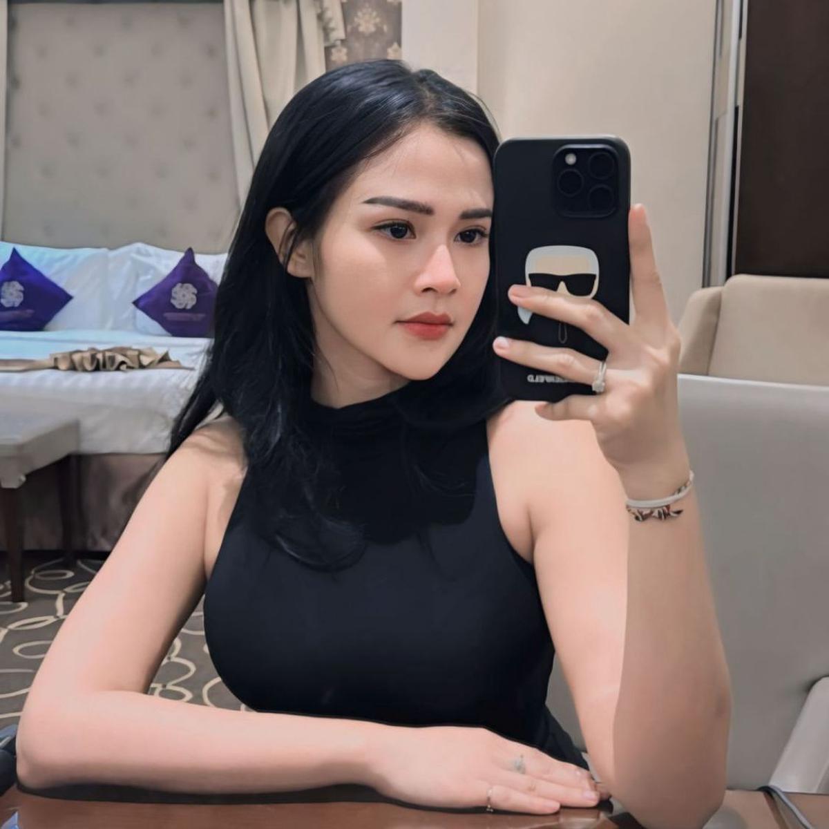 7 Potret Memikat Bella Bonita dalam Balutan Outfit Hitam Jadi Sorotan Netizen