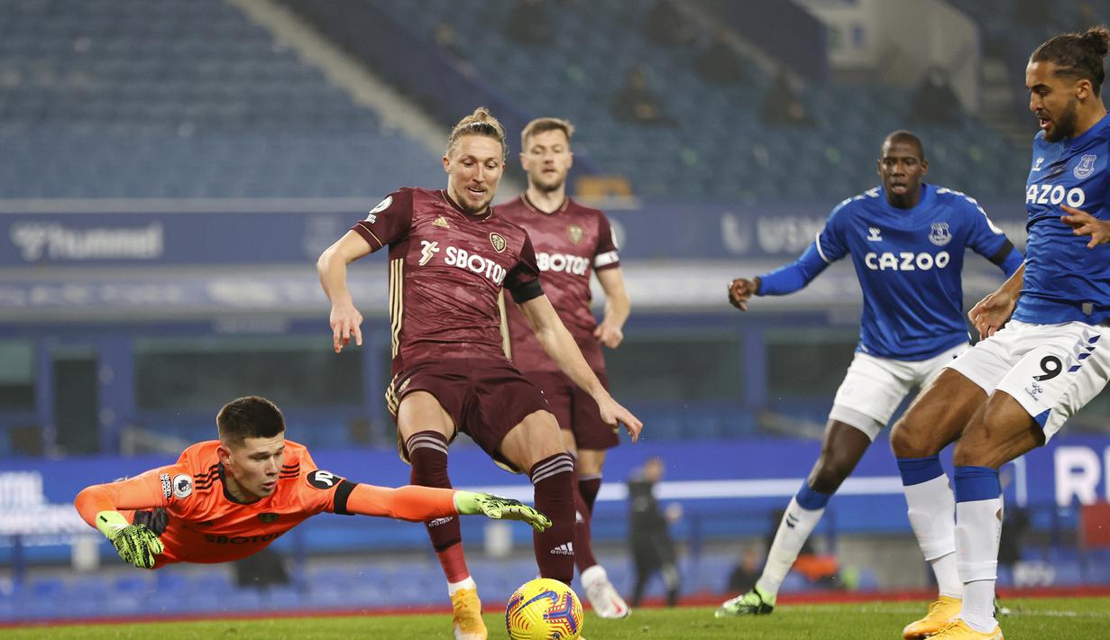 Kiper Leeds United, Illan Meslier (kiri), berusaha menjangkau bola dalam laga lanjutan Liga Inggris 2020/21 melawan Everton di Goodison Park Stadium, Sabtu (28/11/2020) waktu setempat. Leeds United menang 1-0 atas Everton. (AFP/Clive Brunskill/Pool)