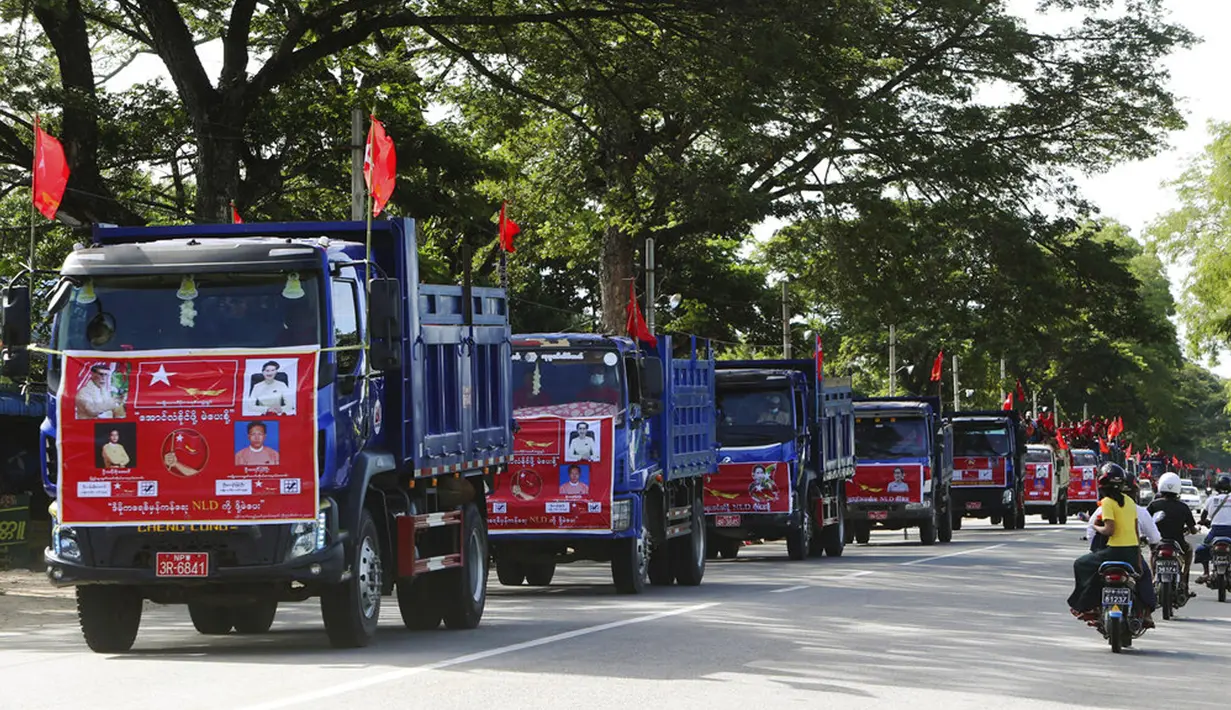 Pendukung partai National League for Democracy (NLD) pimpinan Aung San Suu Kyi berkonvoi dengan truk saat kampanye pemilihan umum bulan depan di Naypyitaw, Myanmar, Rabu (21/10/2020). (AP Photo/Aung Shine Oo)