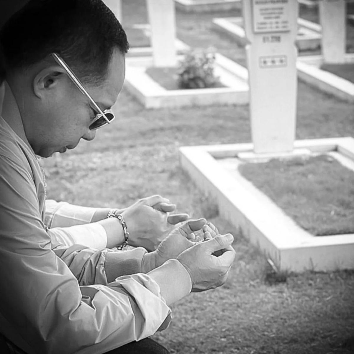 Panglima TNI Khusyuk Doa di Makam Sang Ayah