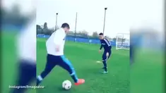 Gelandang Chelsea, Eden Hazard, memamerkan, beberapa trik yang ia gunakan untuk mengelabui pemain lawan.