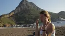 Seorang wanita berlatih yoga di pantai di Adrasan, barat Antalya, Turki (24/9/2021). Orang-orang menikmati cuaca hangat di wilayah Mediterania saat salju pertama menyelimuti pegunungan tinggi di timur laut Turki. (AP Photo/Burhan Ozbilici)