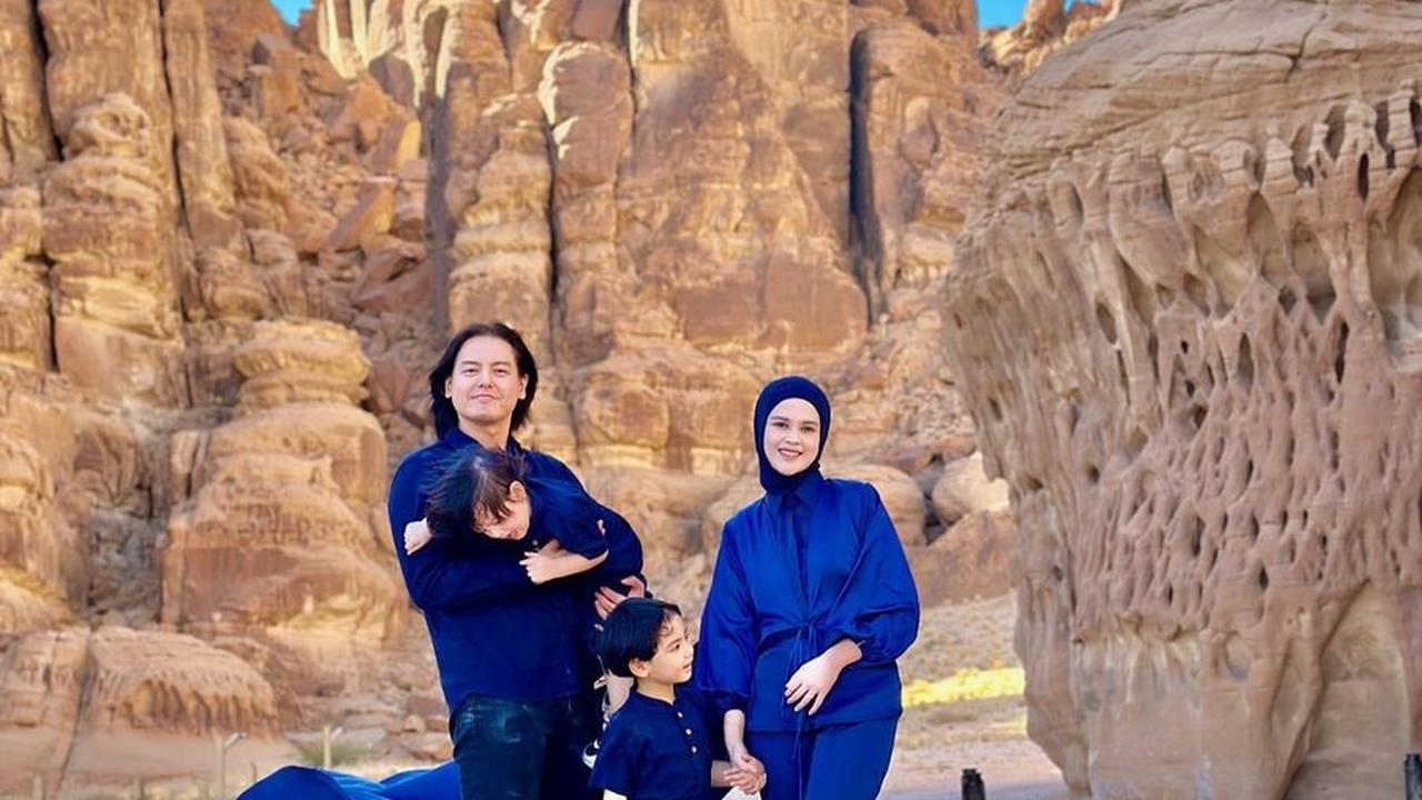 Dua anak laki-laki Cut Meyriska dan Roger Danuarta dikenal sangat tampan. Tak heran jika netizen menyebut keluarga ini sebagai keluarga good-looking.<br>