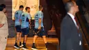 Pemain Timnas Argentina berjalan meninggalkan lobi hotel menuju tempat latihan di Stadion Utama Gelora Bung Karno, Jakarta, Sabtu (17/6/2023). (Bola.com/Bagaskara Lazuardi)