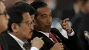 Presiden Joko Widodo (kanan) menghadiri forum bisnis Indonesia di Tokyo, Jepang, Selesa (24/3/2015). Presiden Joko Widodo berada di Jepang untuk kunjungan empat hari. (REUTERS /Yuya Shino)