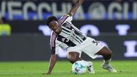 Jonathan David (Juventus) terpeleset dalam laga trofi Bortolotti melawan Atalanta di Gewiss Stadium, Bergamo, 16 Agustus 2025. (Spada/LaPresse via AP)