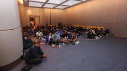 Komunitas suporter Chelsea CISC Regional Jakarta saat menyaksikan pertandingan Premier League 2023/2024 antara Chelsea melawan Fulham dalam acara Roaring Night di Hotel Ibis Styles, Tanah Abang, Jakarta Pusat, Sabtu (13/1/2024) malam. (Bola.com/M Iqbal Ichsan)