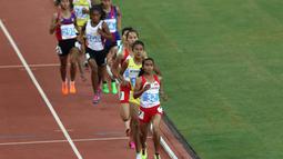 Triyaningsih memimpin lomba sejak start. (Bola.com/Arief Bagus)