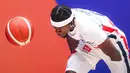 Pebasket Prancis, Sylvain Francisco berusaha menjangkau bola saat laga Grup G Piala Dunia FIBA 2023 melawan Iran di Indonesia Arena, Senayan, Jakarta, Kamis (31/08/2023). (Bola.com/Bagaskara Lazuardi)