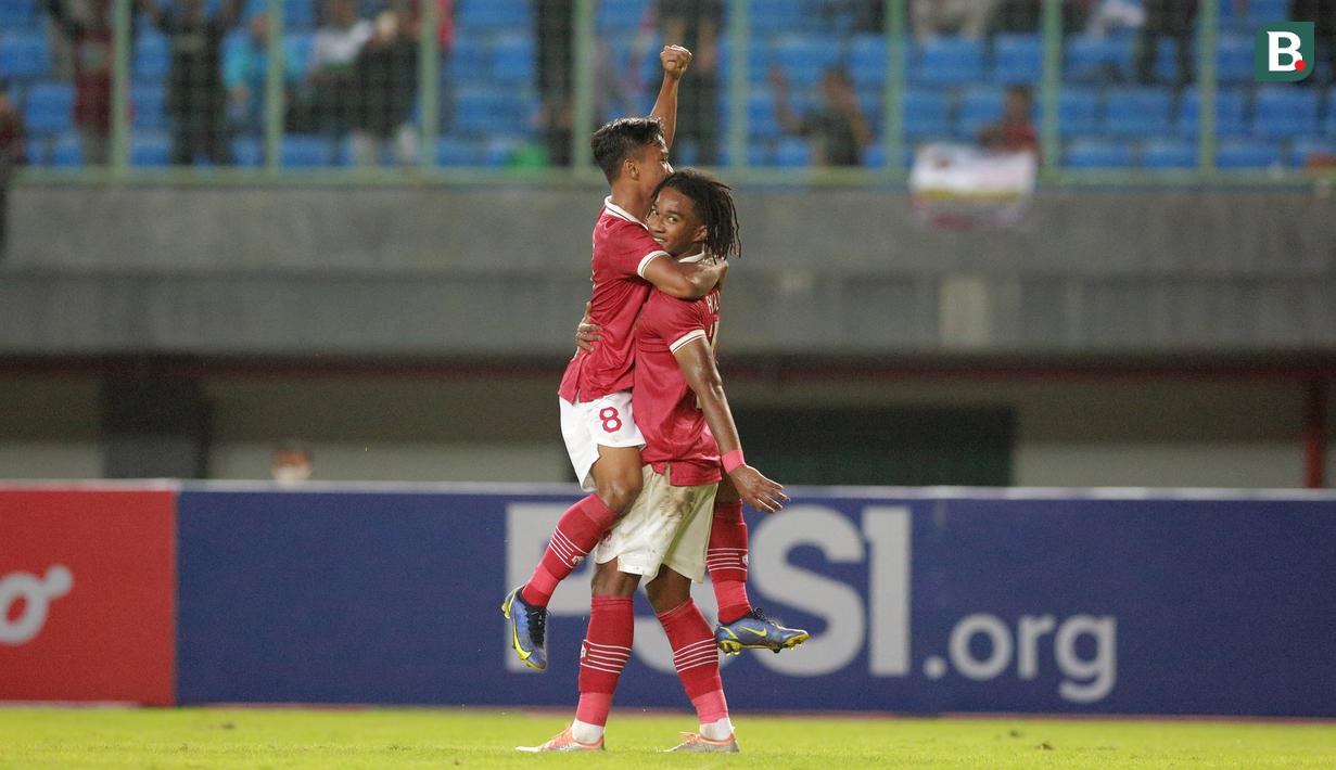 Pemain Timnas Indonesia U-19, Ronaldo Kwateh (kanan) bersama Arkhan Fikri merayakan gol yang dicetaknya ke gawang Brunei Darussalam dalam laga penyisihan Grup A Piala AFF U-19 2022 antara Indonesia menghadapi Brunei Darussalam di Stadion Patriot Candrabhaga, Bekasi, Senin (4/7/2022). (Bola.com/M. Iqbal Ichsan)
