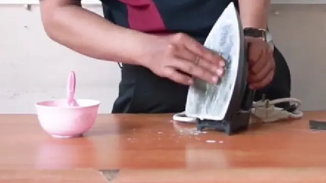 Hanya Butuh 1 Bahan Dapur, Begini Trik Mudah Bersihkan Setrika Gosong dan Berkerak