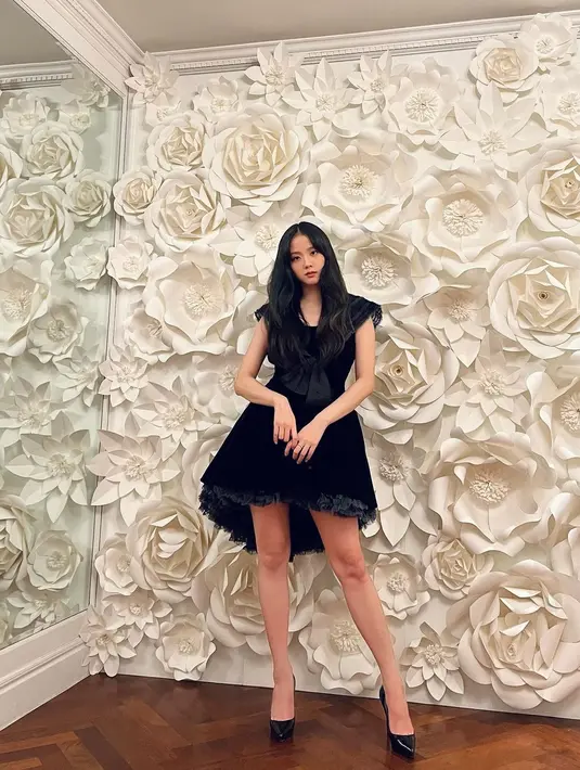 Bukankah penampilan Jisoo BLACKPINK di foto ini bagaikan bunga bermekaran yang sangat cantik, pas dengan background fotonya. [Foto: Instagram/sooyaaa__]