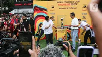 Trofi Piala Dunia U-17 2023 yang ditutupi kain hitam, dibuka Erick Thohir dan Heru Budi untuk menunjukkan lambang supremasi turnamen U-17 itu kepada warga. (Liputan6.com/Faizal Fanani)