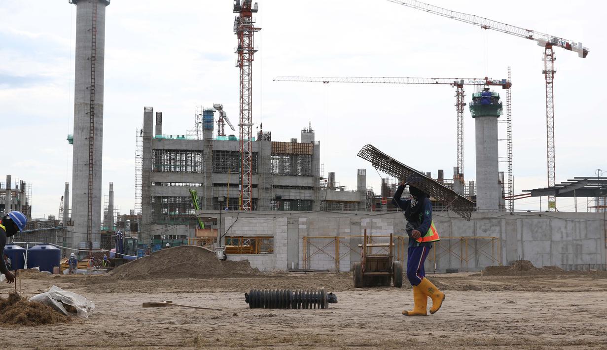 Aktivitas pekerja konstruksi pembangunan Jakarta International Stadium, Jumat (23/10/2020). Hingga pekan ke-59, progres konstruksi Jakarta International Stadium sudah mencapai 31,89 persen dan ditarget akan selesai pada akhir 2021. (Liputan6.comHelmi Fithriansyah)