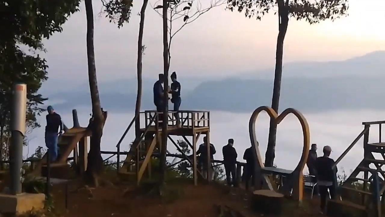 Melihat Hamparan Awan Putih di Gunung Luhur Lebak, Pemandangannya Mirip di Negeri Dongeng