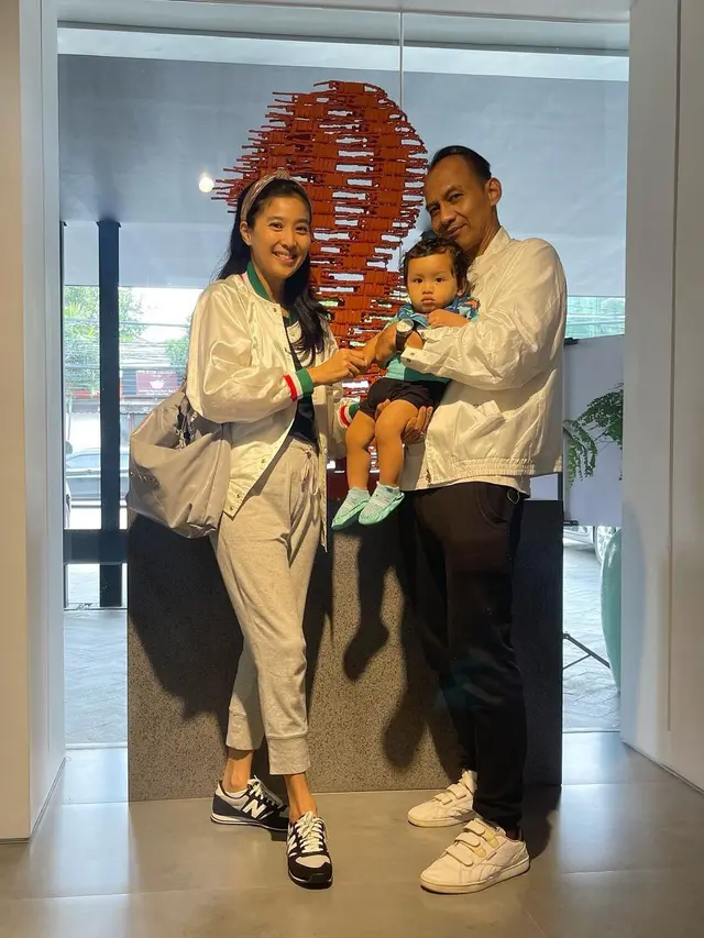 Olivia Zalianty bareng keluarga kecilnya (Foto: Instagram oliviazallianty)