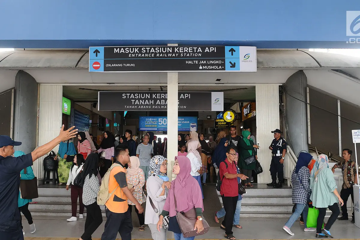 Mulai Hari Ini, Pejalan Kaki Dilarang Lewati Bawah Skybridge Tanah Abang