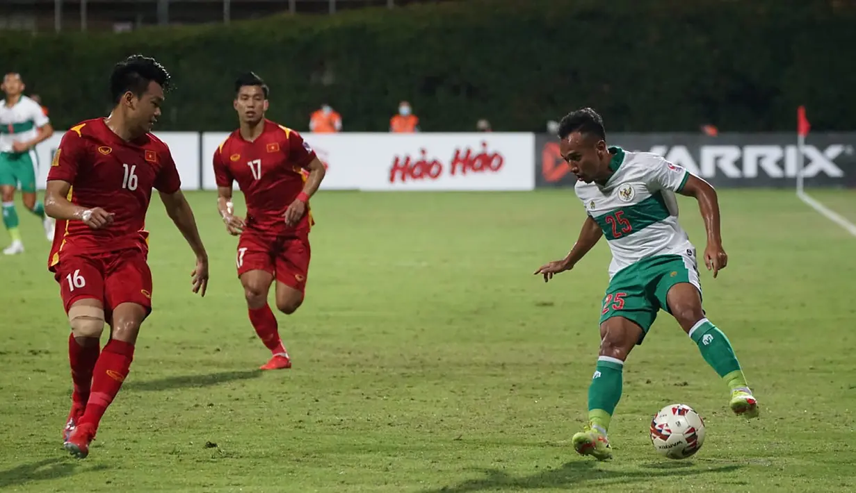 Tak sampai di situ, pelatih Shin Tae-yong juga menarik keluar sayap kanan Irfan Jaya yang mulai kelelahan. Ia digantikan oleh Ramai Rumakiek untuk lebih meningkatkan serangan pada menit ke-74. (Dok. PSSI)