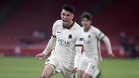 Bek AS Roma, Roger Ibanez melakukan selebrasi usai mencetak gol kedua timnya ke gawang Ajax Amsterdam dalam laga leg pertama perempatfinal Liga Europa 2020/2021 di Johan Cruijff Arena, Amsterdam, Kamis (8/4/2021). AS Roma menang 2-1 atas Ajax. (AP/Peter Dejong)