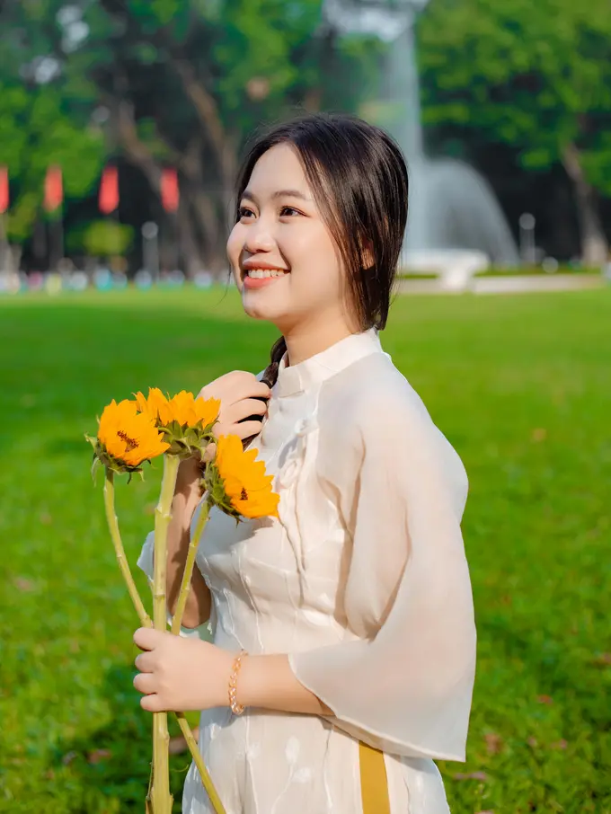 bahagia santai cantik kalem bersyukur memegang bunga