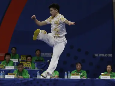 Atlet wushu Indonesia, Edgar Xavier, beraksi pada SEA Games 2019 cabang wushu nomor Taoulu Chanquan di World Trade Center, Manila, Minggu (1/12). Mendapat nilai 9,59, dirinya gagal meraih medali. (Bola.com/M Iqbal Ichsan)