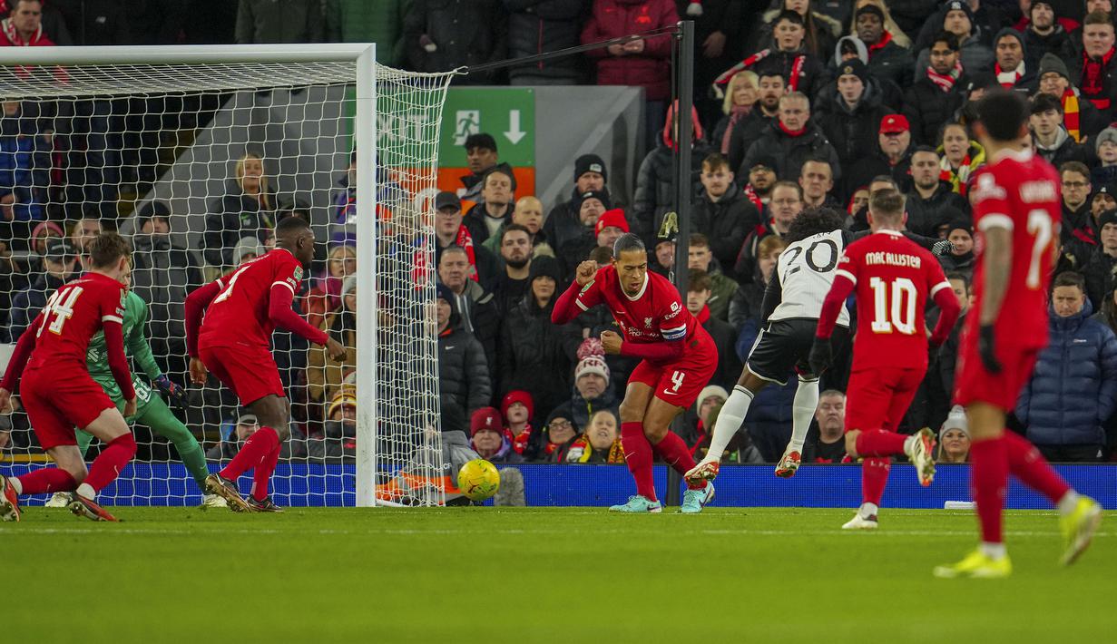 Gelandang Fulham, Willian (ketiga kanan) melepaskan tendangan yang menghasilkan gol ke gawang Liverpool pada laga leg pertama babak semifinal Carabao Cup 2023/2024 di Anfield Stadium, Liverpool, Kamis (11/1/2024) dini hari WIB. (AP Photo/Jon Super)