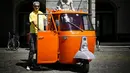 Seorang pria berpose dengan kendaraan Ape miliknya saat pameran memperingati 70 tahun Ape di Aosta, Italia utara (1/7). Versi Ape mulai diproduksi pada tahun 1947 dan bermesin 2 tak, 125 cc. (AFP Photo/Marco Bertorello)