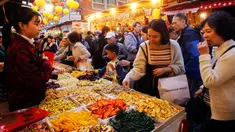 Warga Taiwan berburu berbagai makanan lezat untuk merayakan Tahun Baru Imlek di Pasar Dihua Street, Taipei, Selasa (29/1). (AP Photo/Chiang Ying-ying)