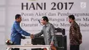 Kepala BNN, Komjen Pol Budi Waseso (kiri) bersalaman dengan Dirut Bank BRI Suprajarto disaksikan Menko Polhukam Wiranto usai menandatangani MoU antara bank BRI dan BNN dalam puncak peringatan HANI, Jakarta, Kamis (13/7). (Liputan6.com/Faizal Fanani)