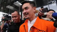 Gubernur Jambi nonaktif Zumi Zola seusai menjalani pemeriksaan di gedung KPK, Jakarta, Kamis (26/4). Zumi Zola diperiksa perdana setelah ditahan KPK terkait kasus dugaan penerimaan gratifikasi sejumlah proyek di Provinsi Jambi. (Merdeka.com/Dwi Narwoko)