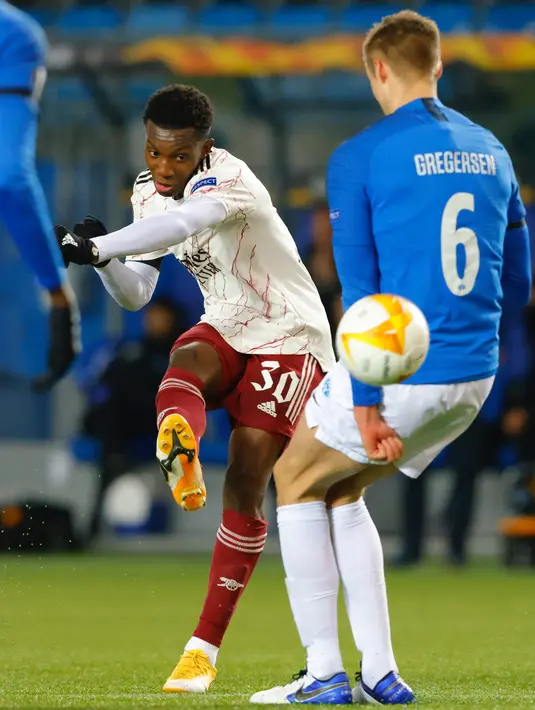 Gelandang Arsenal, Eddie Nketiah menendang bola saat bertanding melawan Molde pada pertandingan Grup B Liga Europa di Stadion Aker di Molde, Norwegia, Kamis (26/11/2020). Arsenal menang telak 3-0 atas Molde. (Svein Ove Ekornesvag / NTB via AP)