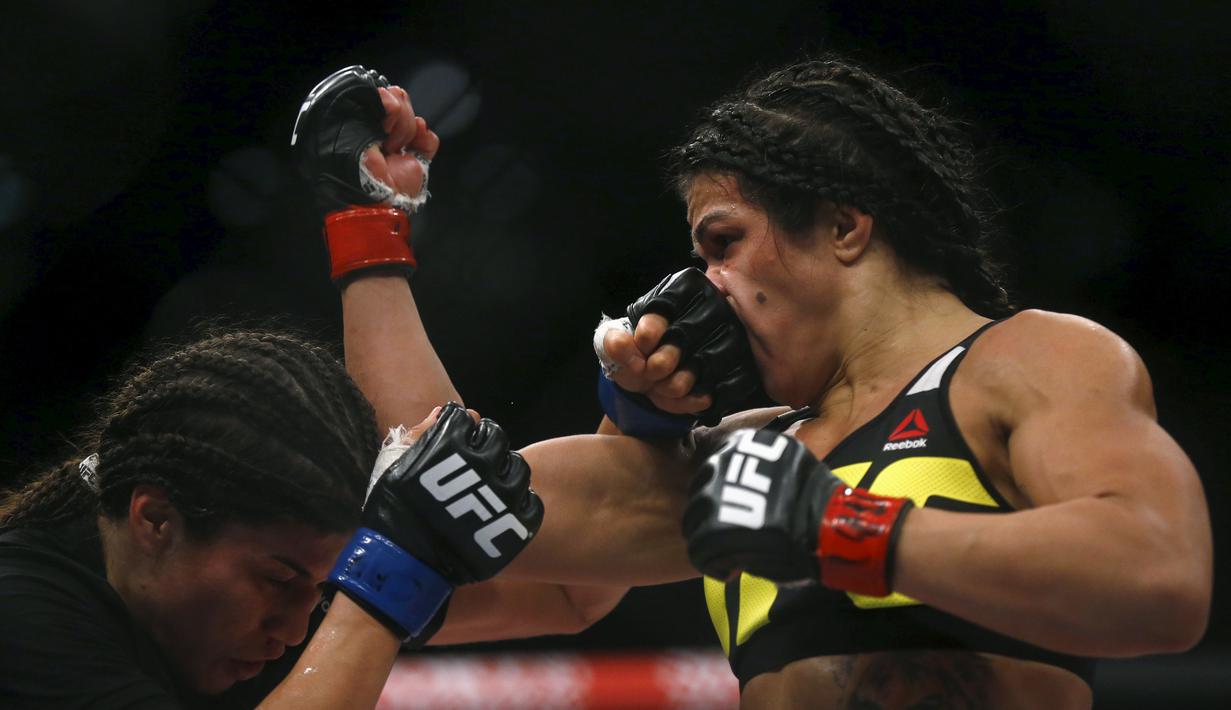 Claudia Gadelha (kanan) dari Brazil bertarung melawan Jessica Aguilar dari Meksiko dalam pertandingan Ultimate Fighting Championship (UFC) di Rio de Janeiro, Brazil. (1/8/2015). (Reuters/Ricardo Moraes)