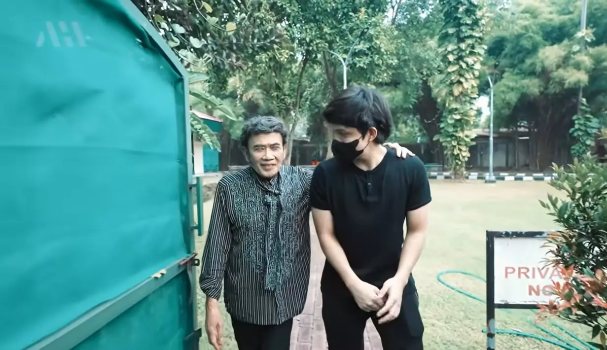 Setelah dari kantor, berlanjut ke tempat private yang tidak boleh sembarang orang bisa masuk. "Sebelum ke studio, tak ajak ke tempat mencari inspirasi. Wilayah private dilarang masuk," kata Rhoma Irama. Tampak plang putih bertuliskan peringatan. [Youtube/AH]