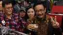 Calon Wakil Gubernur DKI Jakarta Djarot Saiful Hidayat berpose sebelum mencoba teh India saat melakukan blusukan di kawasan Pasar Baru, Jakarta, Senin (14/11). (Liputan6.com/Gempur M. Surya)
