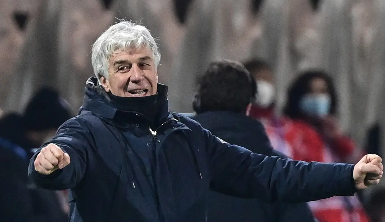 Pelatih Atalanta, Gian Piero Gasperini berselebras usai pertandingan melawan Napoli pada leg kedua semifinal Coppa Italia di stadion Azzurri d'Italia di Bergamo, Kamis (11/2/2021).  Atalanta menang atas Napoli 3-1. (AFP/Miguel Medina)