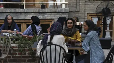 Sejumlah wanita berbincang saat menikmati sore hari di sebuah kafe di pusat kota Teheran, Iran (10/8/2019). Taheran merupakan ibu kota Iran yang memiliki populasi 8.000.000 (metropolitan: 10.000.000). (AP Photo/Vahid Salemi)