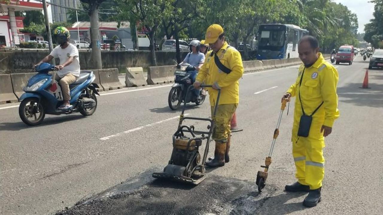 Lubang Jalan Daan Mogot Ditambal Usai Serangkaian Kecelakaan, Pengendara Diminta Waspada