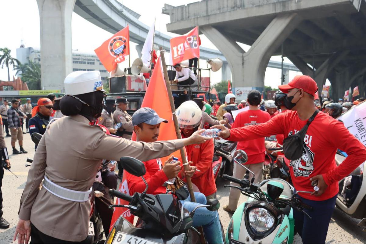 Aksi Simpatik Polwan Beri Air dan Roti ke Buruh di Perayaan May Day