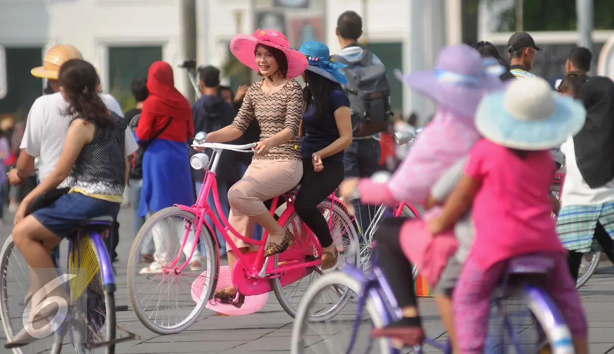 Pengunjung bersepeda di halaman Museum Fatahillah, Kota Tua, Jakarta, Jumat (8/7). Kota Tua menjadi salah satu pilihan masyarakat Jakarta ataupun luar Jakarta, untuk mengisi libur lebaran. (Liputan6.com/Gempur M Surya)