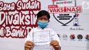 Siswa menunjukan kartu vaksinasi Covid-19 setelah mengikuti program Literasi Keuangan dan Sentra Vaksinasi di SMA 111 Jakarta, Selasa (31/8/2021). Kegiatan digelar Bank DKI berkolaborasi dengan OJK untuk pelajar DKI Jakarta melalui program Satu Rekening dan Pelajar (KEJAR). (Liputan6.com/HO/BDKI)