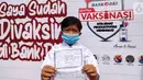 Siswa menunjukan kartu vaksinasi Covid-19 setelah mengikuti program Literasi Keuangan dan Sentra Vaksinasi di SMA 111 Jakarta, Selasa (31/8/2021). Kegiatan digelar Bank DKI berkolaborasi dengan OJK untuk pelajar DKI Jakarta melalui program Satu Rekening dan Pelajar (KEJAR). (Liputan6.com/HO/BDKI)