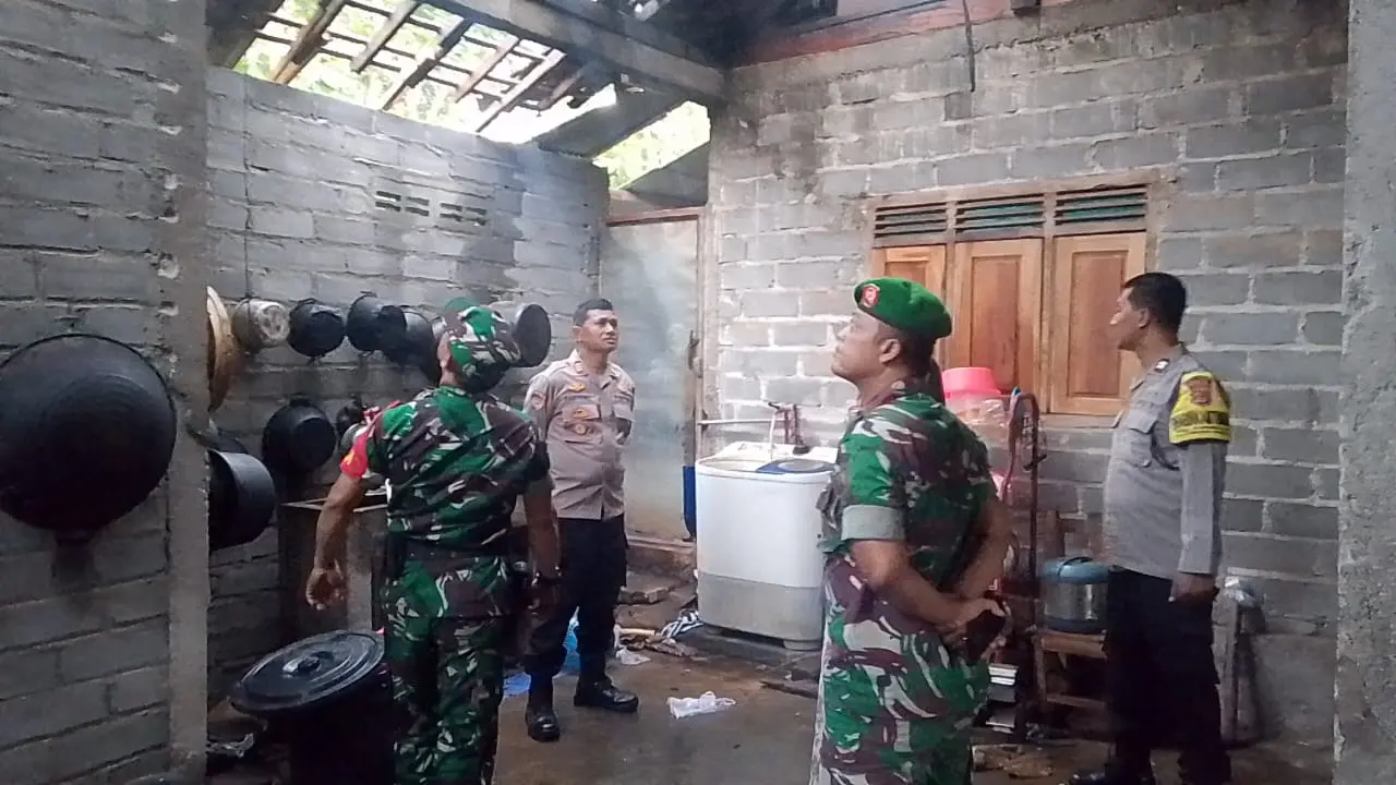 Rumah Padukuhan Saban Gunungkidul Diterjang Angin Kencang