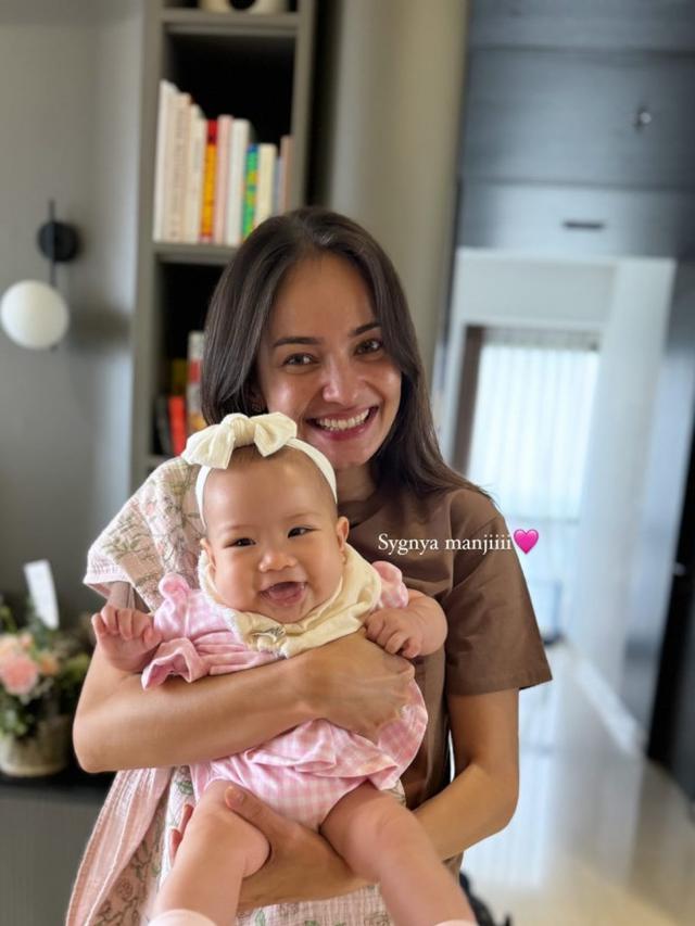 7 Potret Kejutan Ultah Enzy Storia dari Sahabat, Seru Pakai Kaos Gambar Kentang