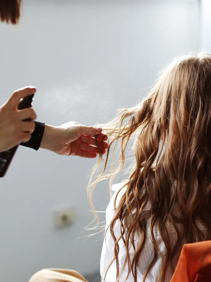 ilustrasi kebiasaan yang membuat rambut rusak/unsplash