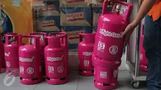 Petugas Bright Store menata tabung - tabung gas elpiji berwarna pink ukuran 5,5kg di SPBU Pertamina Abdul Muis, Jakarta,Senin (19/10/2015). Pertamina meluncurkan Bright Gas varian baru pekan ini dengan kisaran harga Rp70 ribu.(Liputan6.com/Angga Yuniar)