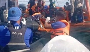 Tim SAR gabungan kembali menemukan satu jenazah yang diduga korban tenggelamnya kapal wisata KM Putri Sakinah di perairan Selat Padar, kawasan Taman Nasional Komodo, NTT. (Liputan6.com/Ola Keda)